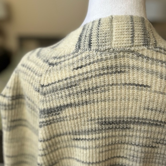 J Jill Cream and blue  V-Neck Sweater medium petite - Picture 6 of 9